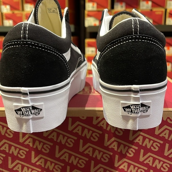 Vans WMNS Old Skool Stackform
Suede/Canvas Black/True Wht
VN0A7Q5M6BT Platforms - Picture 7 of 16